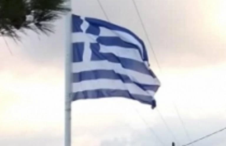 Ηράκλειο: Λύθηκε το μυστήριο για την κλοπή της ελληνικής σημαίας – Τι δείχνουν οι νέες εικόνες από το σημείο (βίντεο)